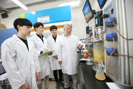 이상엽 교수(오른쪽 첫번째)가 실험실 연구팀과 함께 숙신산을 바이오 기반으로 대량 생산할 수 있는 개량 균주에 대한 실험을 진행하고 있다.  KAIST 제공